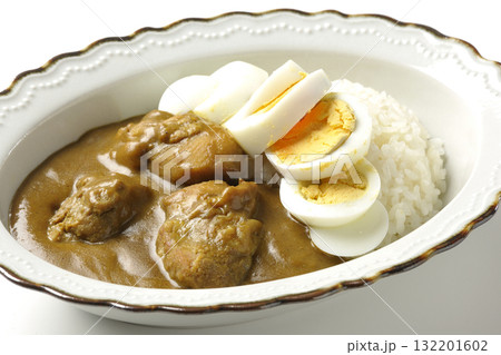 ゆで卵を乗せたチキンカレーを白背景で撮影 132201602