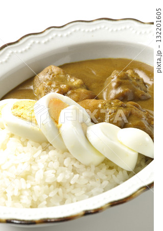 ゆで卵を乗せたチキンカレーを白背景で撮影 132201605