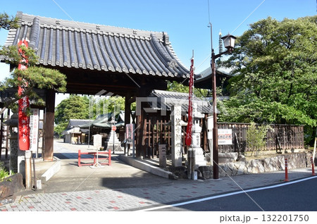 名古屋市 笠寺観音(笠覆寺)の西門と新緑 名古屋市 笠寺観音(笠覆寺)の西門と新緑 132201750