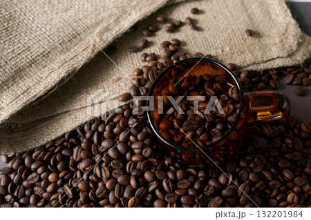 麻袋と焙煎されたコーヒー豆 麻袋と焙煎されたコーヒー豆 132201984