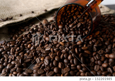 麻袋と焙煎されたコーヒー豆 132201985