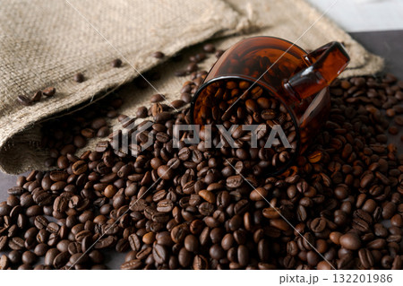 麻袋と焙煎されたコーヒー豆 麻袋と焙煎されたコーヒー豆 132201986