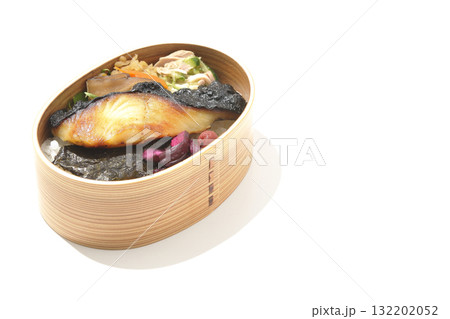 曲げわっぱに入っていて銀鱈の西京焼が乗っている海苔弁当を白背景で撮影 132202052