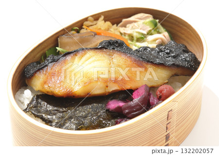 曲げわっぱに入っていて銀鱈の西京焼が乗っている海苔弁当を白背景で撮影 曲げわっぱに入っていて銀鱈の西京焼が乗っている海苔弁当を白背景で撮影 132202057