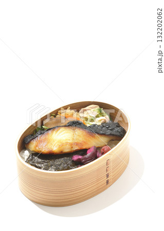 曲げわっぱに入っていて銀鱈の西京焼が乗っている海苔弁当を白背景で撮影 曲げわっぱに入っていて銀鱈の西京焼が乗っている海苔弁当を白背景で撮影 132202062