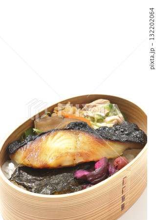 曲げわっぱに入っていて銀鱈の西京焼が乗っている海苔弁当を白背景で撮影 132202064