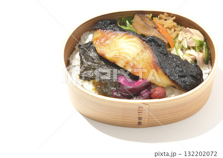 曲げわっぱに入っていて銀鱈の西京焼が乗っている海苔弁当を白背景で撮影 曲げわっぱに入っていて銀鱈の西京焼が乗っている海苔弁当を白背景で撮影 132202072