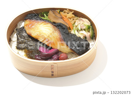 曲げわっぱに入っていて銀鱈の西京焼が乗っている海苔弁当を白背景で撮影 132202073