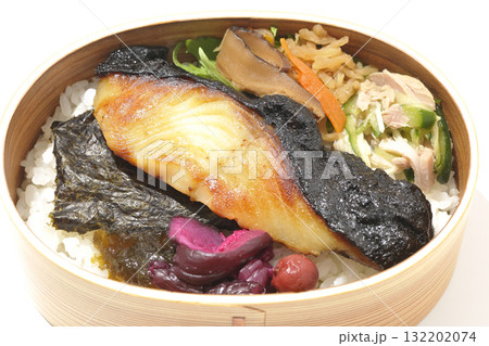 曲げわっぱに入っていて銀鱈の西京焼が乗っている海苔弁当を白背景で撮影 132202074