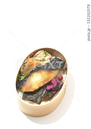曲げわっぱに入っていて銀鱈の西京焼が乗っている海苔弁当を白背景で撮影 132202078