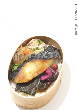 曲げわっぱに入っていて銀鱈の西京焼が乗っている海苔弁当を白背景で撮影 曲げわっぱに入っていて銀鱈の西京焼が乗っている海苔弁当を白背景で撮影 132202081