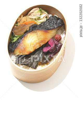 曲げわっぱに入っていて銀鱈の西京焼が乗っている海苔弁当を白背景で撮影 132202082