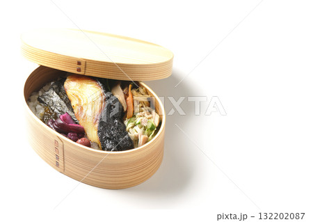 曲げわっぱに入っていて銀鱈の西京焼が乗っている海苔弁当を白背景で撮影 132202087