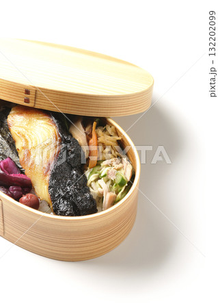 曲げわっぱに入っていて銀鱈の西京焼が乗っている海苔弁当を白背景で撮影 曲げわっぱに入っていて銀鱈の西京焼が乗っている海苔弁当を白背景で撮影 132202099