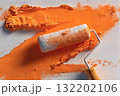 オレンジ色のペイントローラーと塗装テクスチャ 132202106