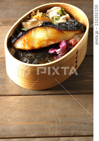 曲げわっぱに入っていて銀鱈の西京焼が乗っている海苔弁当 曲げわっぱに入っていて銀鱈の西京焼が乗っている海苔弁当 132202130
