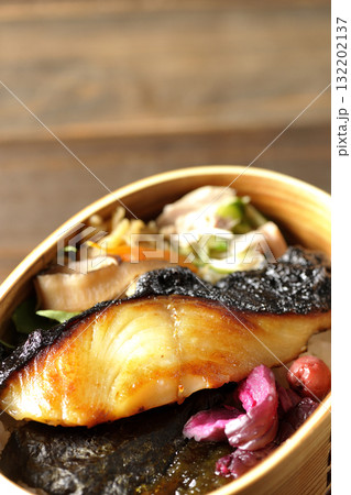 曲げわっぱに入っていて銀鱈の西京焼が乗っている海苔弁当 132202137