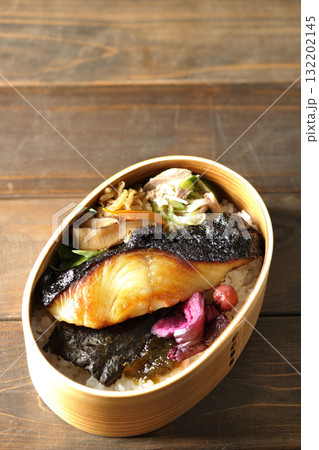 曲げわっぱに入っていて銀鱈の西京焼が乗っている海苔弁当 曲げわっぱに入っていて銀鱈の西京焼が乗っている海苔弁当 132202145