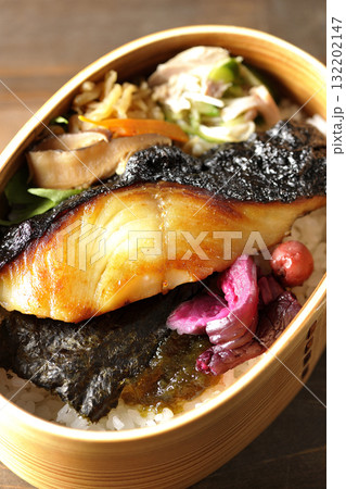 曲げわっぱに入っていて銀鱈の西京焼が乗っている海苔弁当 曲げわっぱに入っていて銀鱈の西京焼が乗っている海苔弁当 132202147