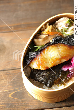 曲げわっぱに入っていて銀鱈の西京焼が乗っている海苔弁当 132202148
