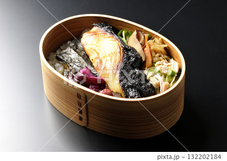 曲げわっぱに入っていて銀鱈の西京焼が乗っている海苔弁当を黒背景で撮影 132202184