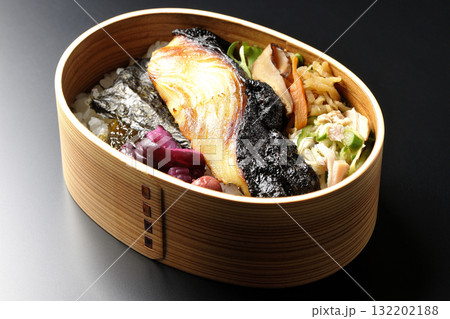 曲げわっぱに入っていて銀鱈の西京焼が乗っている海苔弁当を黒背景で撮影 132202188