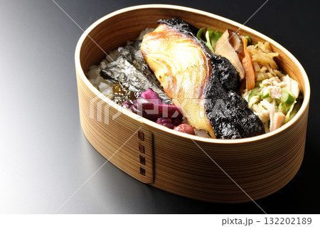 曲げわっぱに入っていて銀鱈の西京焼が乗っている海苔弁当を黒背景で撮影 132202189