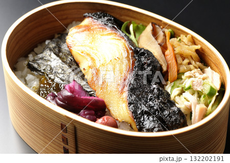 曲げわっぱに入っていて銀鱈の西京焼が乗っている海苔弁当を黒背景で撮影 曲げわっぱに入っていて銀鱈の西京焼が乗っている海苔弁当を黒背景で撮影 132202191