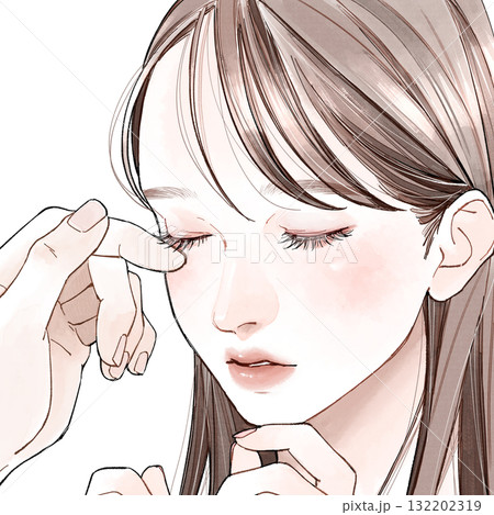 長いまつ毛に触れられている女性 132202319