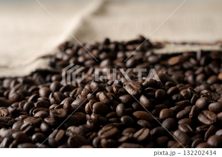 麻布とコーヒー豆 132202434