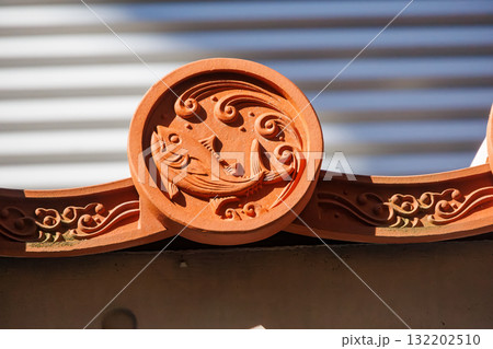 マグロと波の意匠の瓦の模様。沖縄県島尻郡慶良間諸島座間味島座間味港-2025 沖縄本島から40km マグロと波の意匠の瓦の模様。沖縄県島尻郡慶良間諸島座間味島座間味港-2025 沖縄本島から40km 132202510