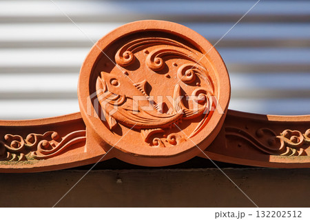 マグロと波の意匠の瓦の模様。沖縄県島尻郡慶良間諸島座間味島座間味港-2025 沖縄本島から40km 132202512