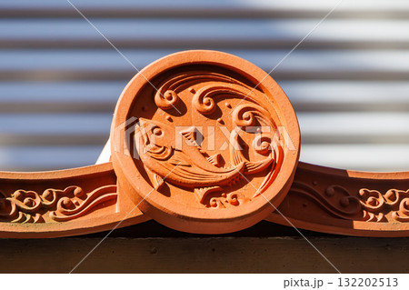 マグロと波の意匠の瓦の模様。沖縄県島尻郡慶良間諸島座間味島座間味港-2025 沖縄本島から40km 132202513