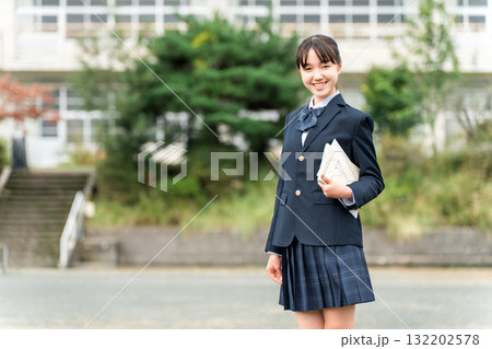 学校の校舎の前に立つ制服姿の中学生・高校生・小学生 学校の校舎の前に立つ制服姿の中学生・高校生・小学生 132202578