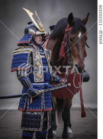 甲冑を着た武将　日本のサムライ　馬を連れている 132202836