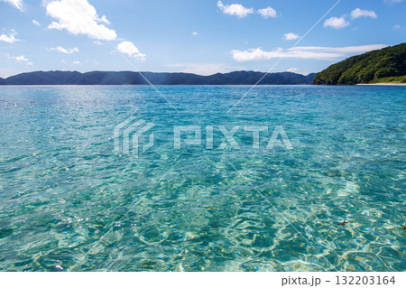 白砂のビーチの安室島の半水面撮影。沖縄県島尻郡慶良間諸島座間味島座間味港-2025  132203164