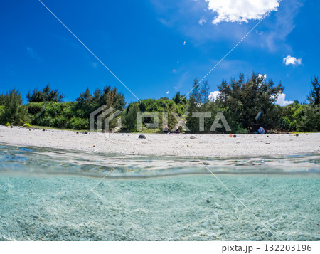 白砂のビーチの安室島の半水面撮影。沖縄県島尻郡慶良間諸島座間味島座間味港-2025  132203196