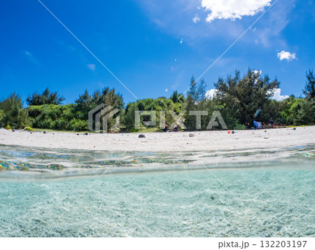 白砂のビーチの安室島の半水面撮影。沖縄県島尻郡慶良間諸島座間味島座間味港-2025  132203197