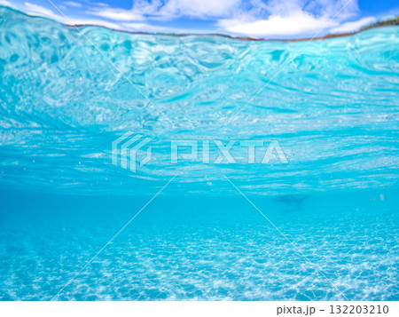 白砂のビーチの安室島の半水面撮影。沖縄県島尻郡慶良間諸島座間味島座間味港-2025  132203210