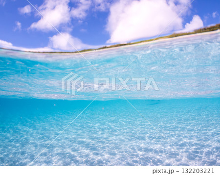 白砂のビーチの安室島の半水面撮影。沖縄県島尻郡慶良間諸島座間味島座間味港-2025 白砂のビーチの安室島の半水面撮影。沖縄県島尻郡慶良間諸島座間味島座間味港-2025 132203221