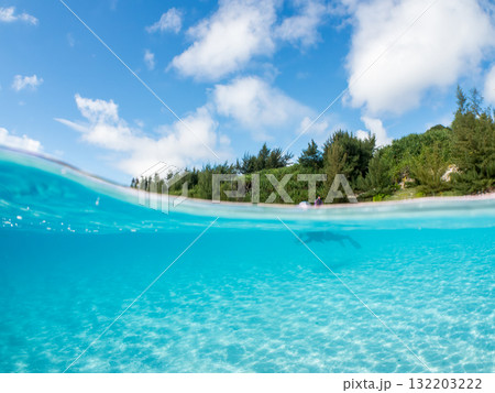 白砂のビーチの安室島の半水面撮影。沖縄県島尻郡慶良間諸島座間味島座間味港-2025  132203222