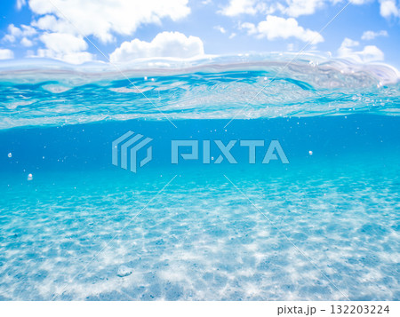 白砂のビーチの安室島の半水面撮影。沖縄県島尻郡慶良間諸島座間味島座間味港-2025  132203224