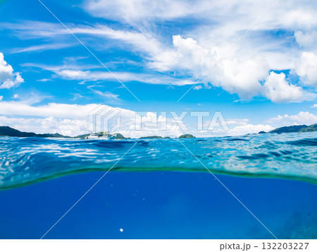 白砂のビーチの安室島の半水面撮影。沖縄県島尻郡慶良間諸島座間味島座間味港-2025  132203227