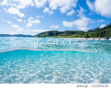 白砂のビーチの安室島の半水面撮影。沖縄県島尻郡慶良間諸島座間味島座間味港-2025 白砂のビーチの安室島の半水面撮影。沖縄県島尻郡慶良間諸島座間味島座間味港-2025 132203228