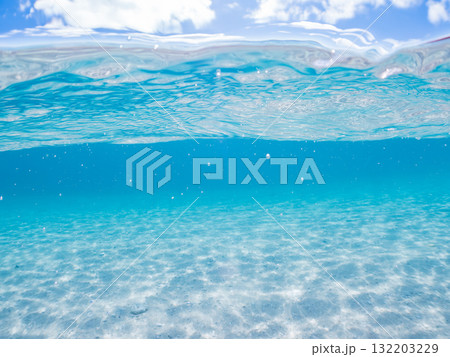 白砂のビーチの安室島の半水面撮影。沖縄県島尻郡慶良間諸島座間味島座間味港-2025 白砂のビーチの安室島の半水面撮影。沖縄県島尻郡慶良間諸島座間味島座間味港-2025 132203229