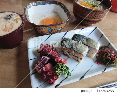 ひとり飲み(一人晩酌)用の軽食・おつまみプランの例(鯖の押し寿司，サバのバッテラ寿司，たこのお刺身) 132203255