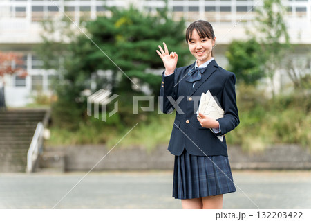 学校の校舎の前に立つ制服姿の中学生・高校生・小学生 学校の校舎の前に立つ制服姿の中学生・高校生・小学生 132203422