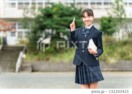 学校の校舎の前に立つ制服姿の中学生・高校生・小学生 学校の校舎の前に立つ制服姿の中学生・高校生・小学生 132203423