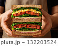 サンドイッチを持つ女性 132203524