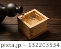 升に注がれるお酒 132203534